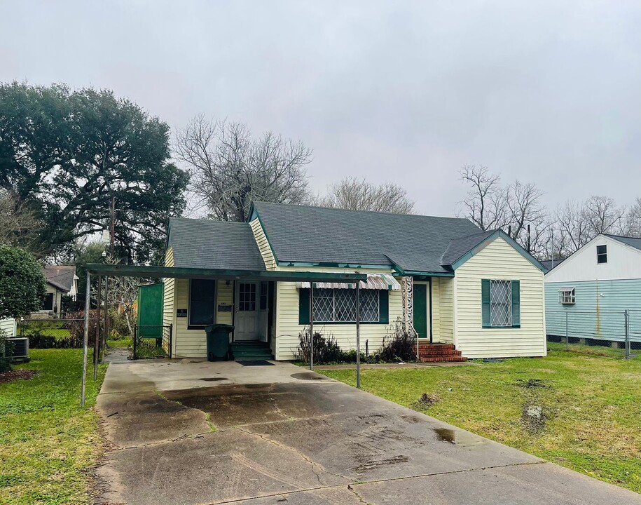 5267 Sunset Ave in Beaumont, TX - Building Photo