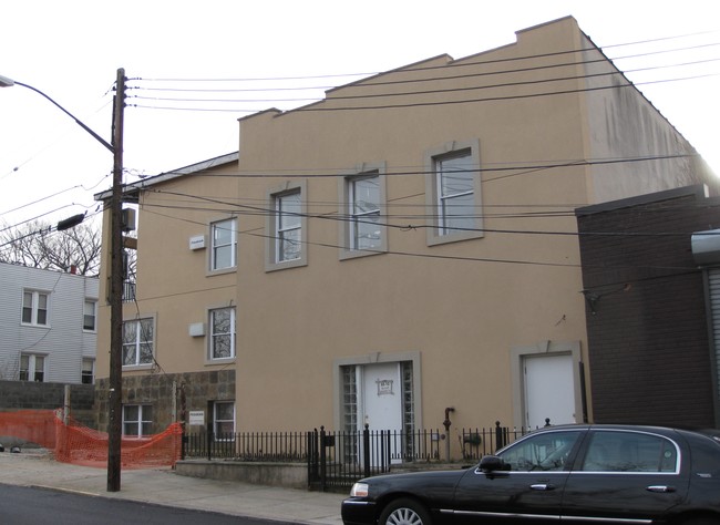 68-10 58th Avenue in Flushing, NY - Building Photo - Building Photo