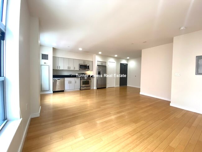 609 Albany St, Unit 407 in Boston, MA - Foto de edificio - Building Photo