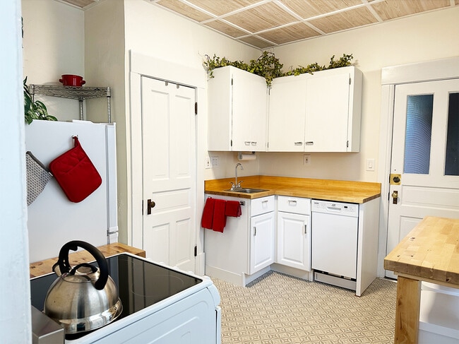 909 E 5th St, Unit 909 Lower in Duluth, MN - Building Photo - Building Photo