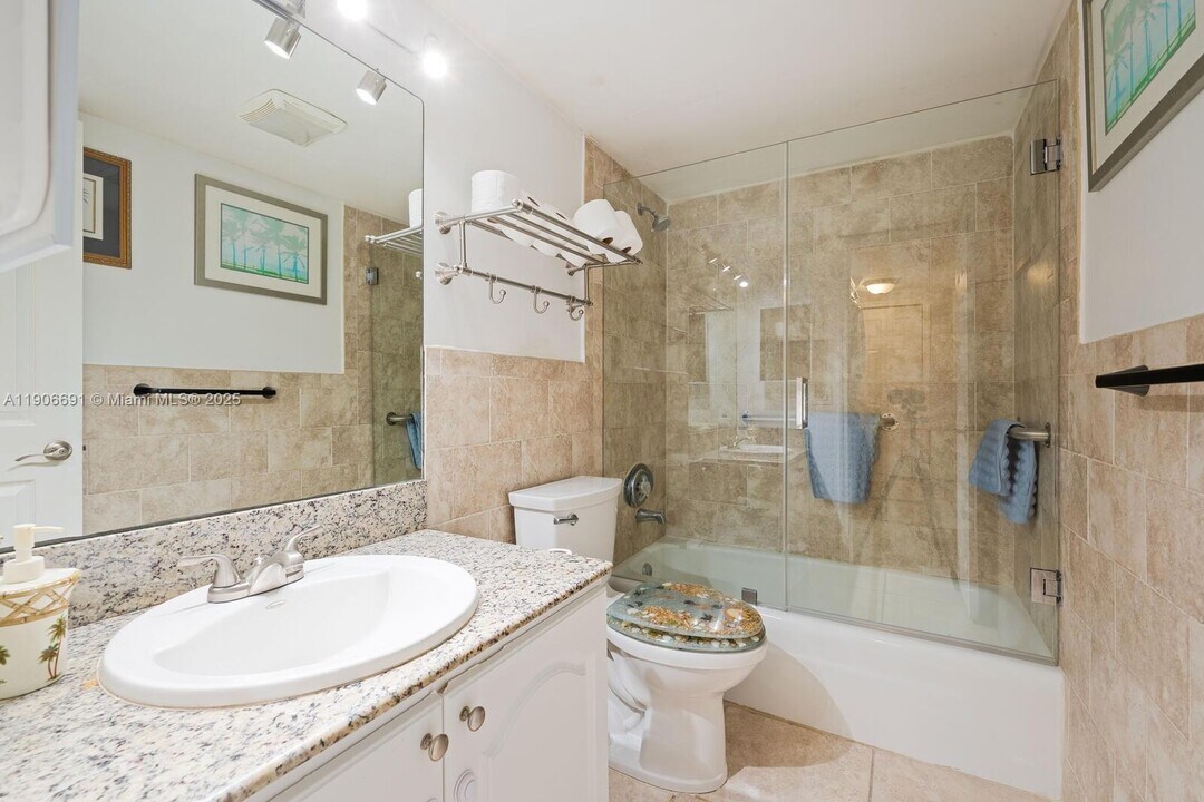 7401 SW 82nd St in Miami, FL - Building Photo