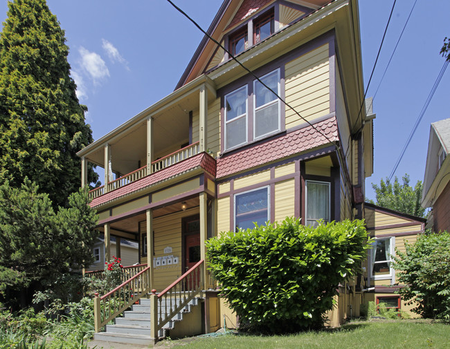 2325 SE Taylor St in Portland, OR - Foto de edificio - Building Photo