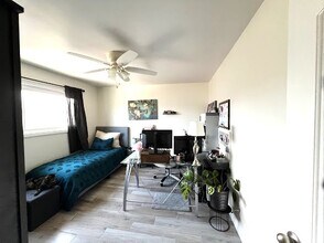 16682 Algonquin St, Unit D in Huntington Beach, CA - Building Photo - Building Photo
