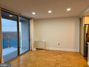 10201 Grosvenor Pl in Rockville, MD - Building Photo - Building Photo