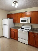 863 Crystal Lake Dr in Pompano Beach, FL - Building Photo - Building Photo
