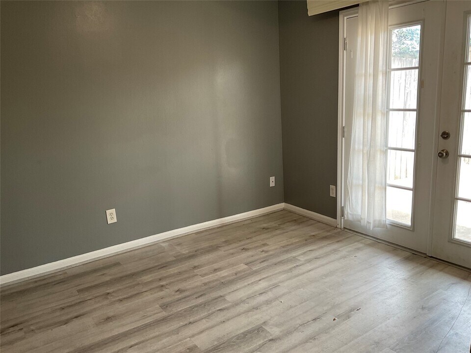 1517 TX-146 in La Porte, TX - Building Photo