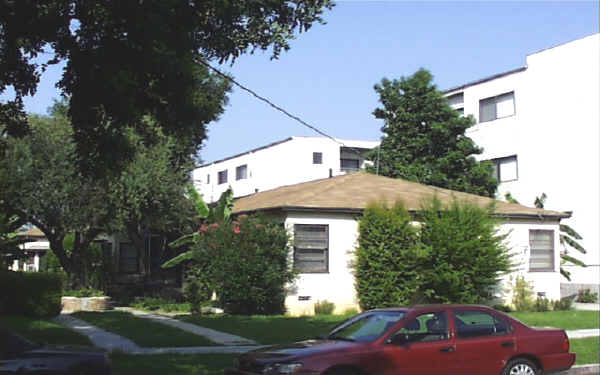 15225 Dickens St in Van Nuys, CA - Building Photo