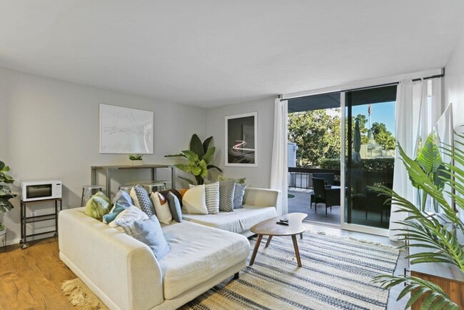 3050 Rue D’Orleans in San Diego, CA - Building Photo - Building Photo