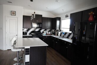 231 Milliner Lp in Hutto, TX - Foto de edificio - Building Photo