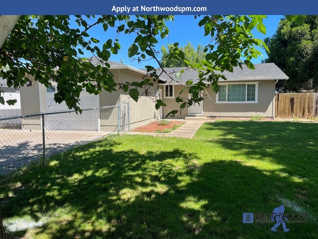 2441 Flanders St in White City, OR - Building Photo - Building Photo