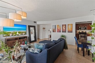 1351 NE Miami Gardens Dr in Miami, FL - Foto de edificio - Building Photo