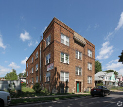 White Apartments in Kansas City, MO - Foto de edificio - Building Photo