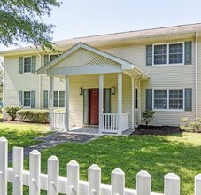 Castle Acres in Norfolk, VA - Building Photo - Building Photo