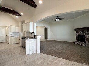 14083 S Lansing Ave in Glenpool, OK - Building Photo - Building Photo