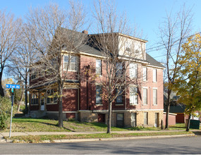 200 Cedar Lake Rd in Minneapolis, MN - Building Photo - Building Photo