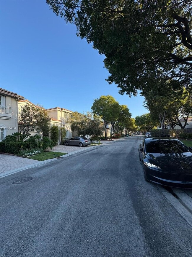 6861 NW 107 Ct in Doral, FL - Building Photo - Building Photo