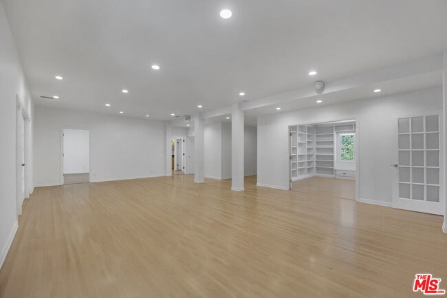 1231 Club View Dr in Los Angeles, CA - Building Photo - Building Photo