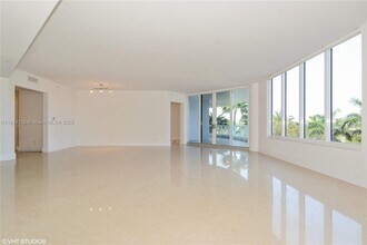 21200 Point Pl in Aventura, FL - Building Photo - Building Photo