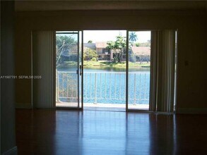 9359 Fontainebleau Blvd in Miami, FL - Building Photo - Building Photo