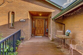 1090 SW Fleet St in Oak Harbor, WA - Building Photo - Building Photo