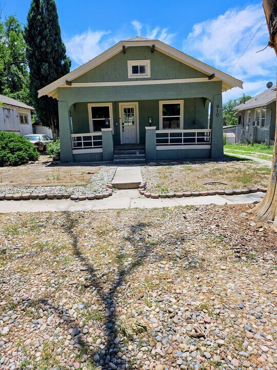 910 E 11th St in Pueblo, CO - Building Photo