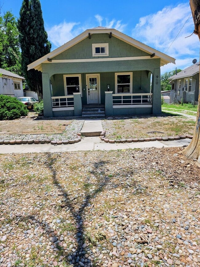 property at 910 E 11th St