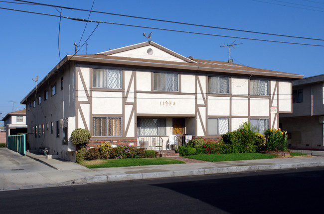 11933 Grevillea Ave in Hawthorne, CA - Building Photo - Building Photo