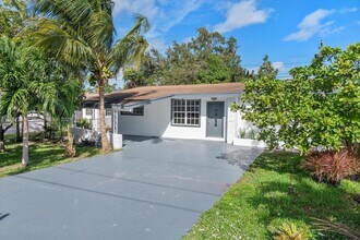 261 NE 172nd St in North Miami Beach, FL - Building Photo - Building Photo