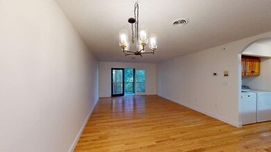 5 Bartemus Trail in Nashua, NH - Building Photo - Building Photo