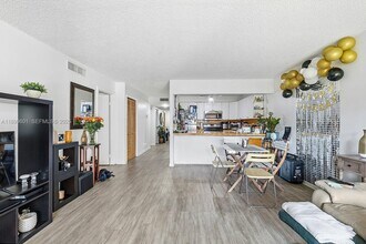 428 Lakeview Dr in Weston, FL - Building Photo - Building Photo