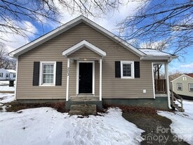 203 Circle Dr in Mount Airy, NC - Building Photo