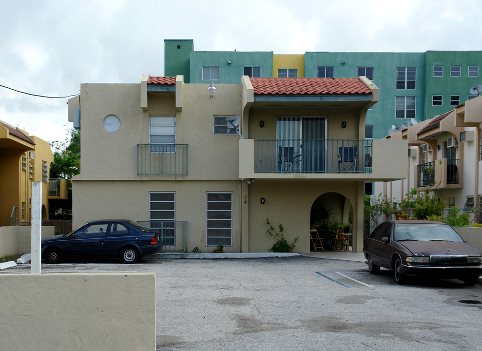 237 SW 12th St in Miami, FL - Building Photo