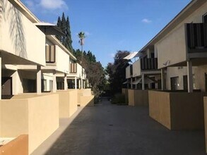 11915 Burbank Blvd in Valley Village, CA - Foto de edificio - Building Photo