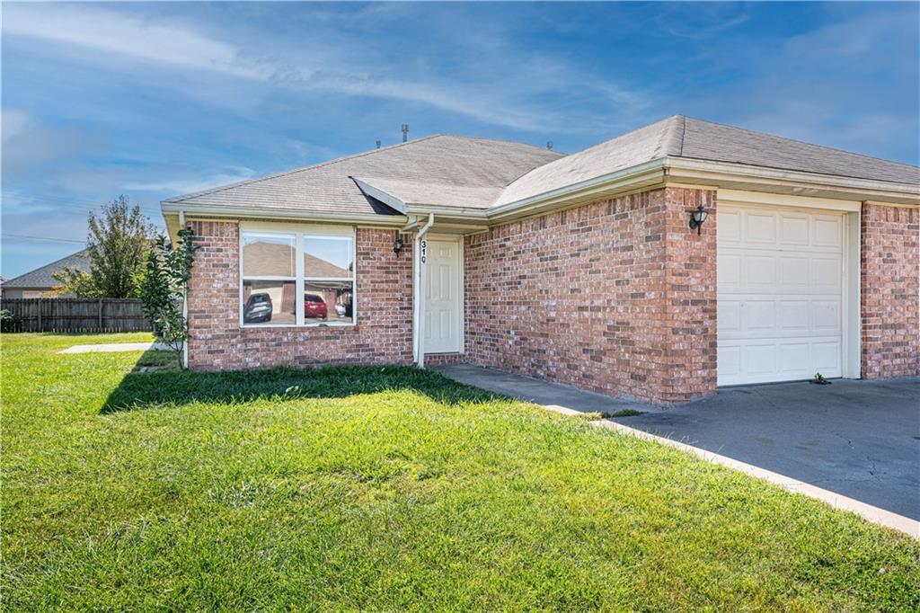 409 E Southern Trace Dr in Rogers, AR - Building Photo
