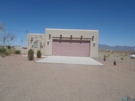 9345 Lucca Rd SW in Deming, NM - Building Photo