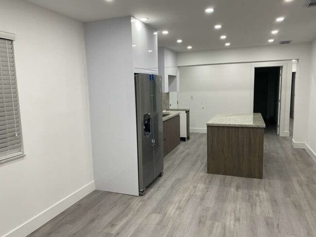 2217 NW 7th St in Miami, FL - Foto de edificio - Building Photo