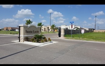 Santa Lucia in Pharr, TX - Foto de edificio - Building Photo