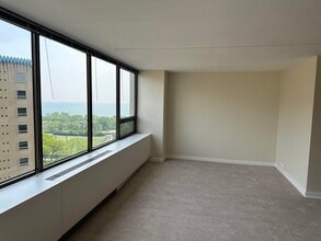 2800 N Lake Shore Dr, Unit 1613 in Chicago, IL - Building Photo - Building Photo