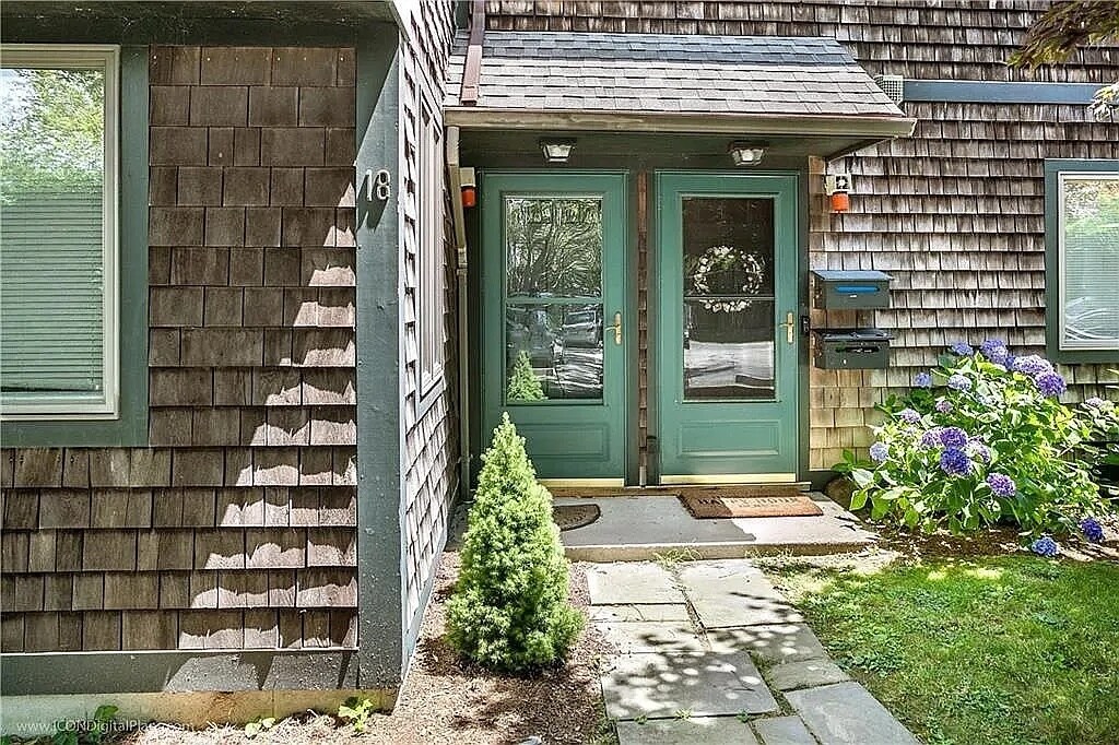 18 Chapel St in Newport, RI - Building Photo