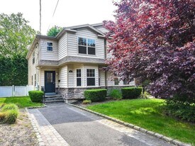 28 Dunes Ln in Port Washington, NY - Building Photo