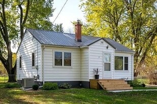 241 Carrington Ave in Waterloo, IA - Building Photo