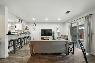 557 Kenbrook Ct in Redding, CA - Building Photo - Building Photo