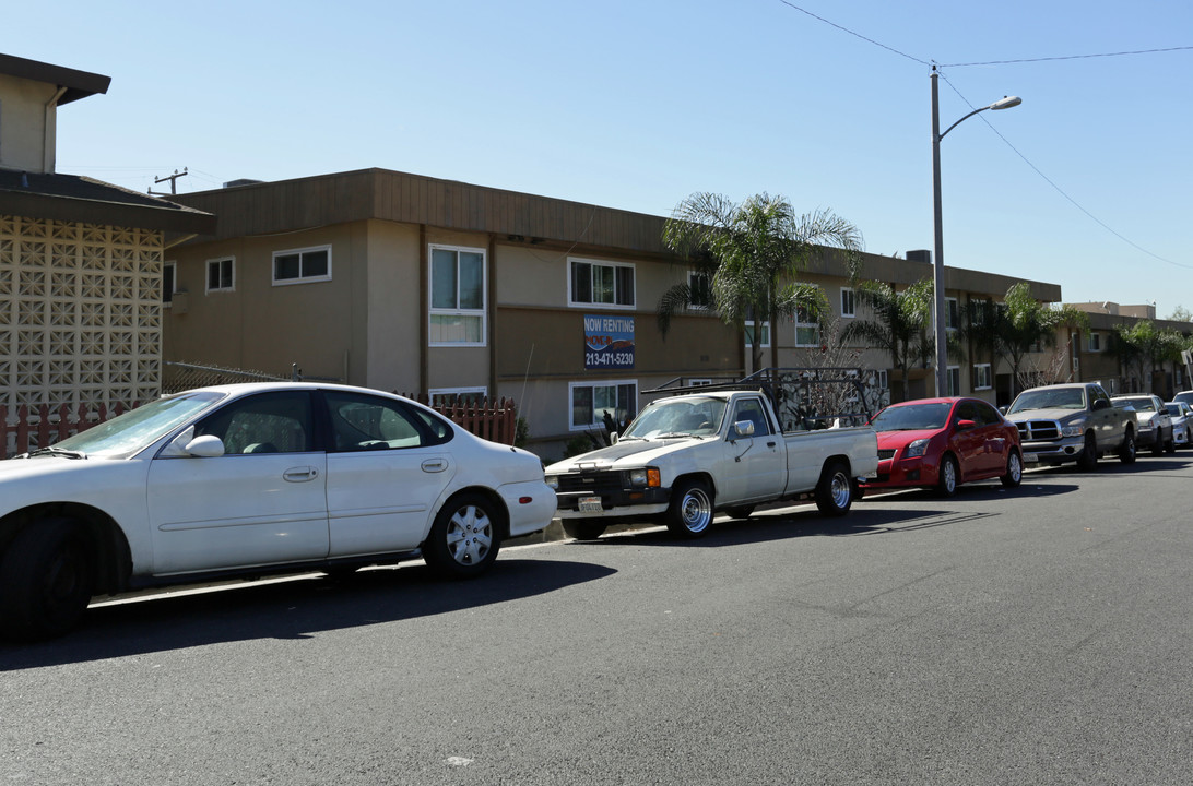 3200 W 99th St in Inglewood, CA - Building Photo