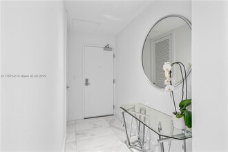 700 NE 26th St in Miami, FL - Foto de edificio - Building Photo