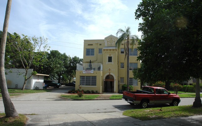 635 12th Ave NE in St. Petersburg, FL - Foto de edificio - Building Photo