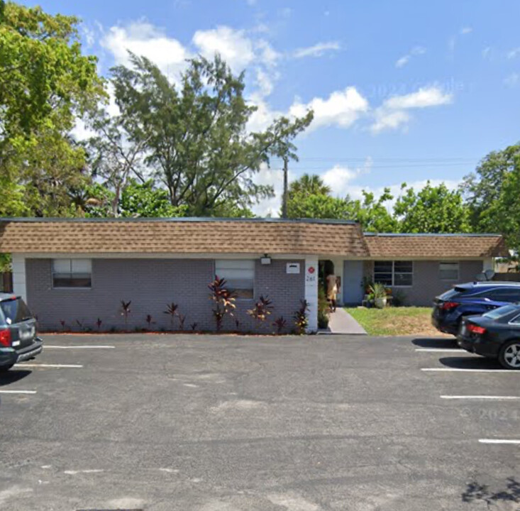 261 NW 42nd St, Unit 2 in Oakland Park, FL - Building Photo