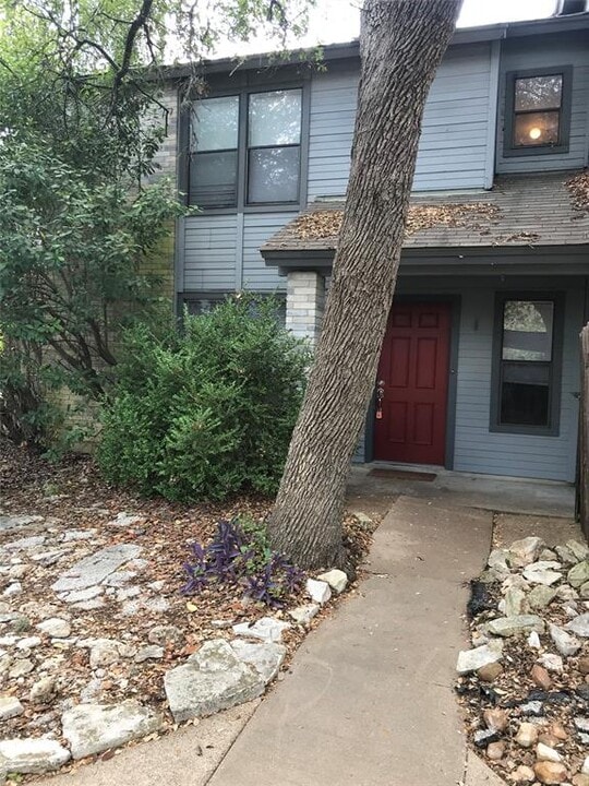 8502 Lyndon Ln in Austin, TX - Foto de edificio
