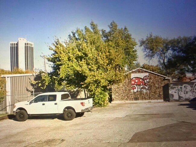 property at 905 S Madison St