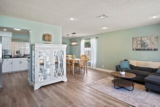 9032 SE Sandridge Ave in Hobe Sound, FL - Building Photo - Building Photo