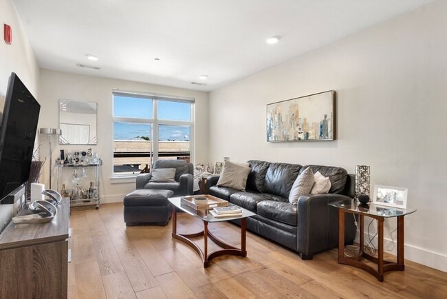 253 Meridian St, Unit #507 in Boston, MA - Building Photo - Building Photo